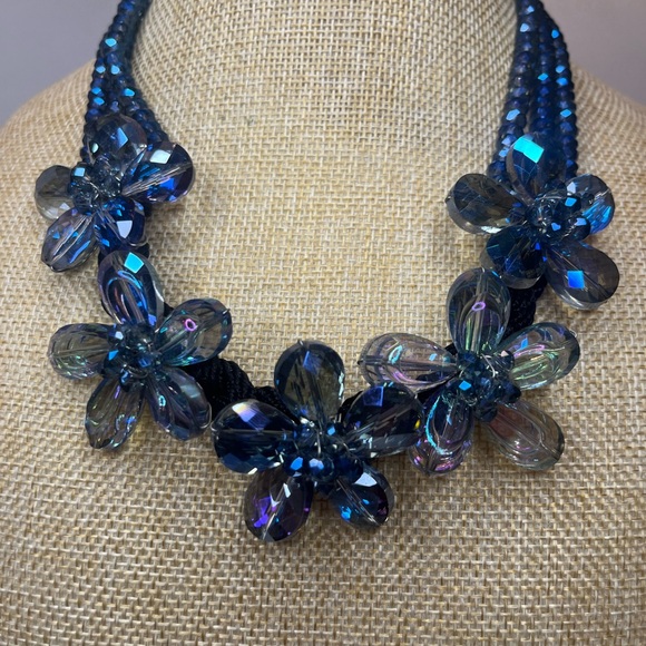 Elegant Blue Floral Necklace - Picture 3 of 6